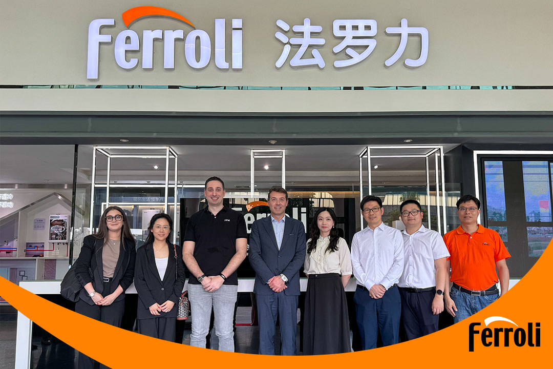 意大利驻广州总领事一行参访亲朋游戏中心中国广东出产基地